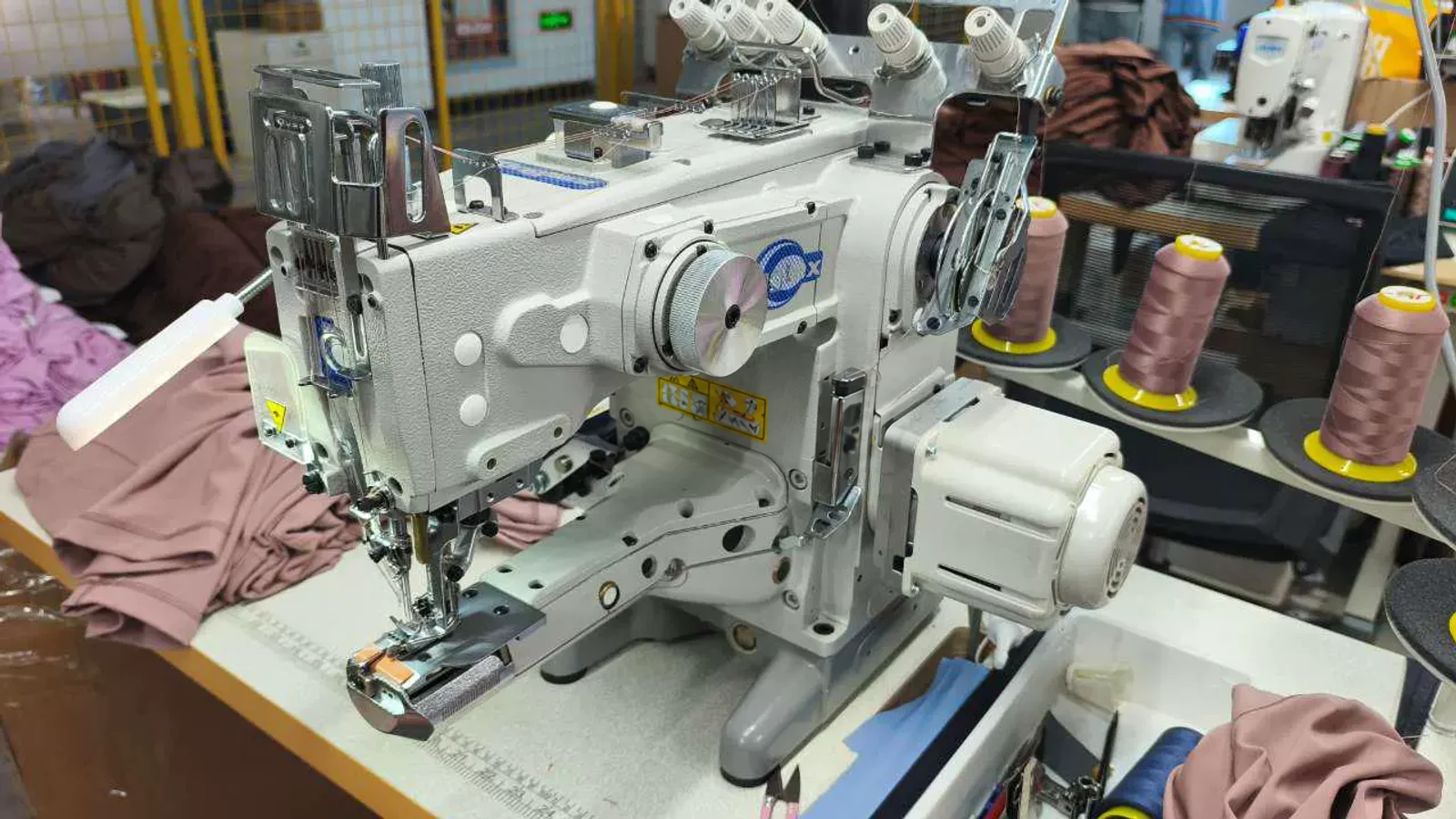 Máquina de coser industrial preparada con tejido de ropa deportiva