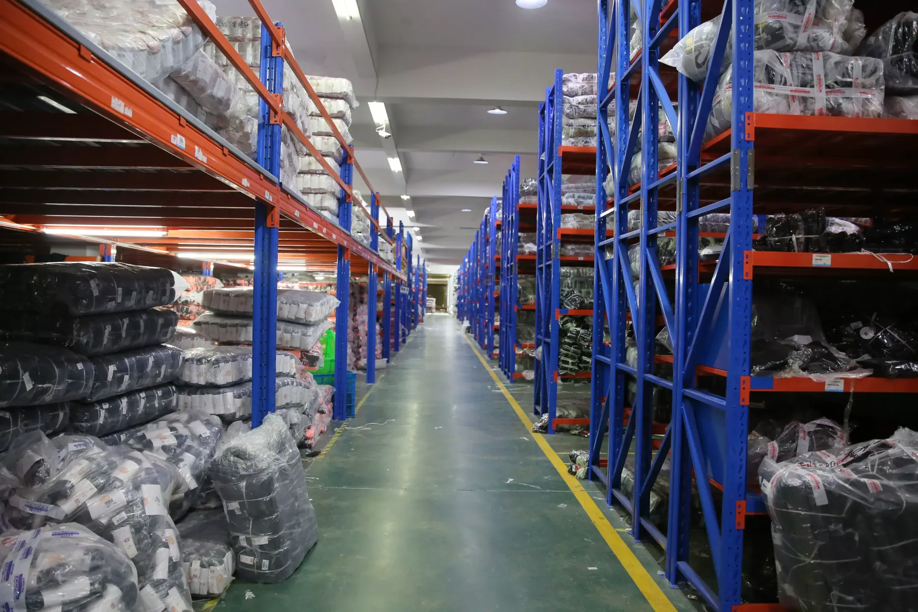Inventario de prendas embaladas organizado en estanterías